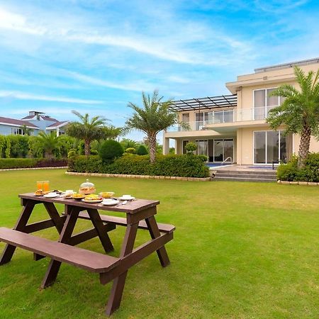 Stayvista At Blanc Belle With Outdoor Pool Sohna Ngoại thất bức ảnh