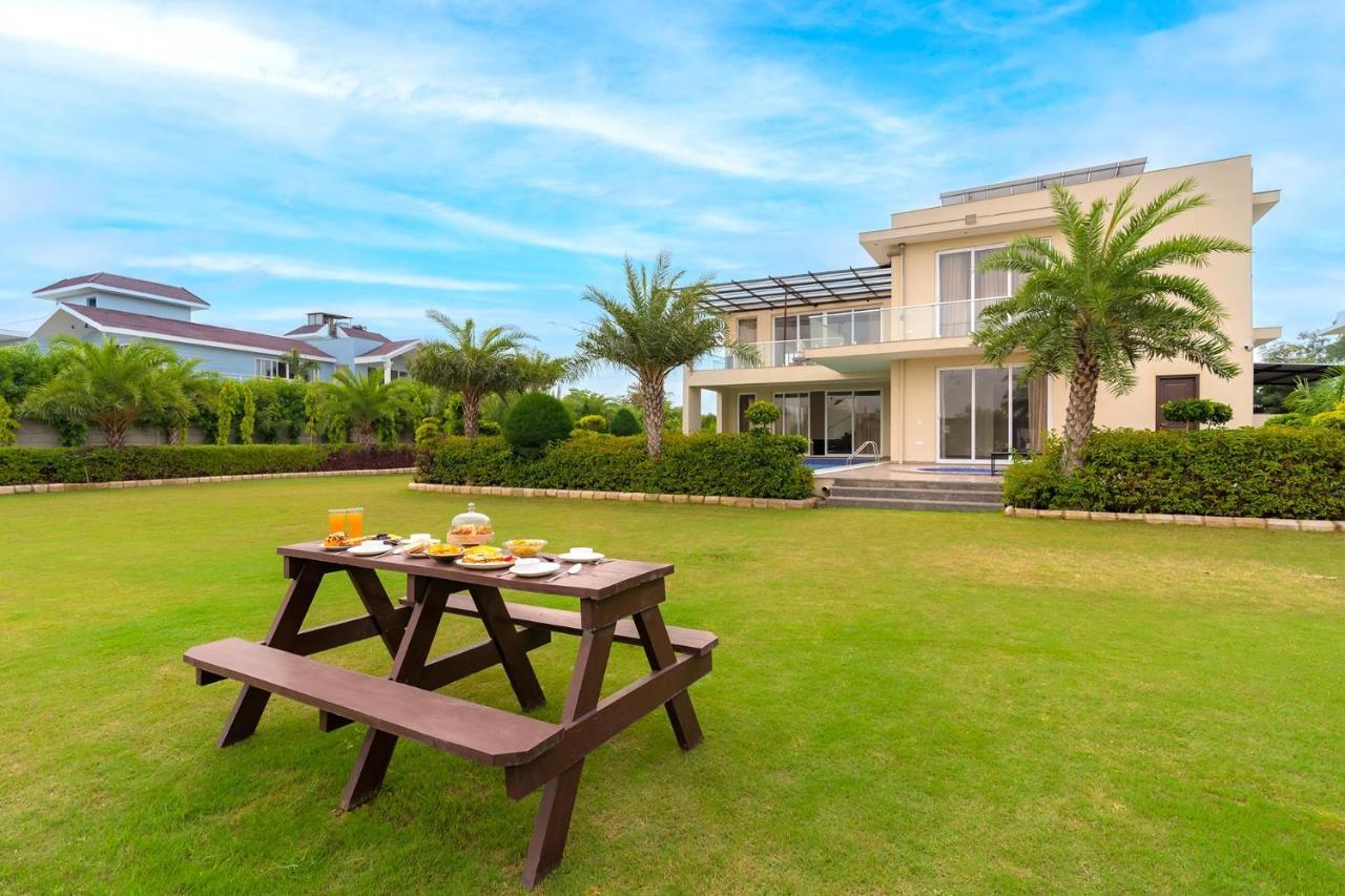 Stayvista At Blanc Belle With Outdoor Pool Sohna Ngoại thất bức ảnh