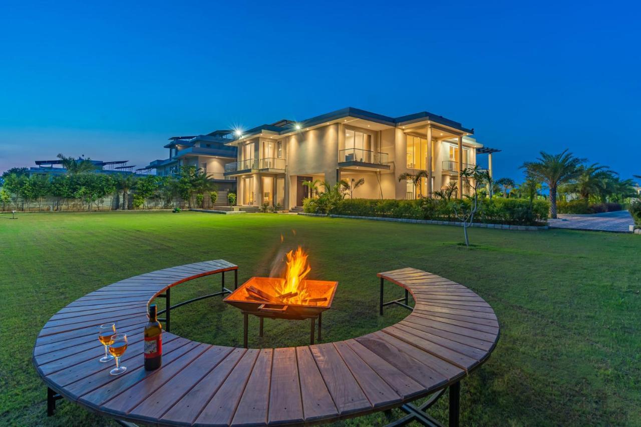 Stayvista At Blanc Belle With Outdoor Pool Sohna Ngoại thất bức ảnh